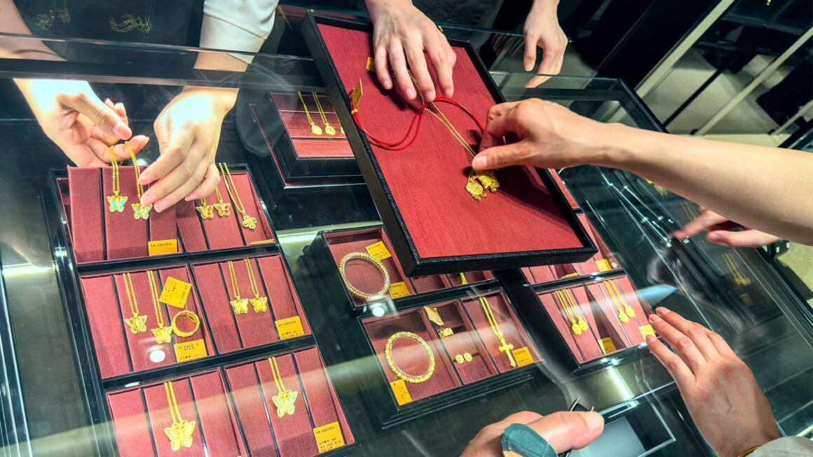 Chinese Jeweller Laopu Gold’s Shares Drop on Growth Outlook